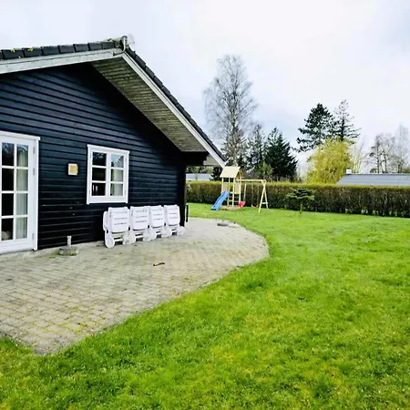 Lovely With Secluded Garden Semesterbostad Rødby