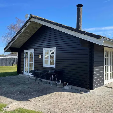 Semesterbostad Lovely With Secluded Garden