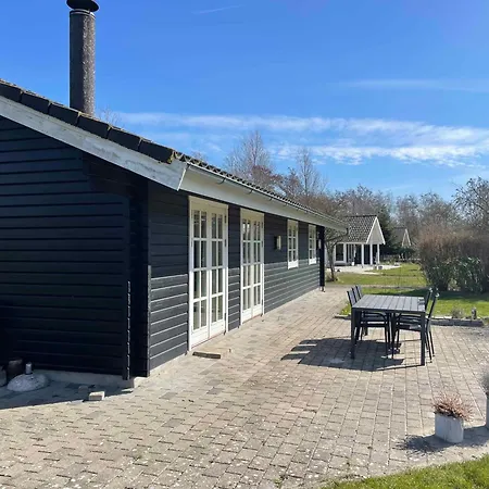 Semesterbostad Lovely With Secluded Garden *