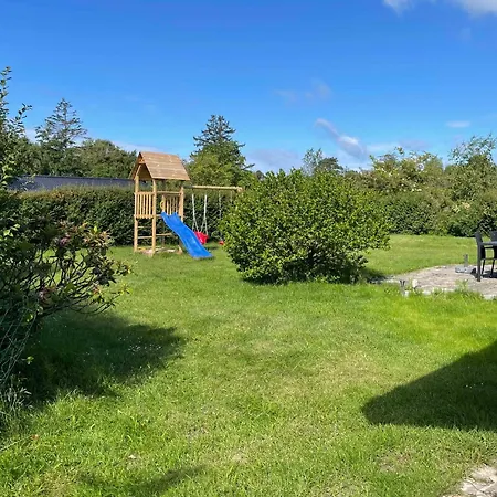 Semesterbostad Lovely With Secluded Garden *