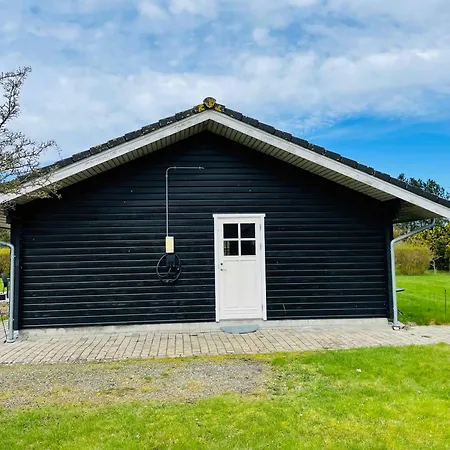 Lovely With Secluded Garden Semesterbostad