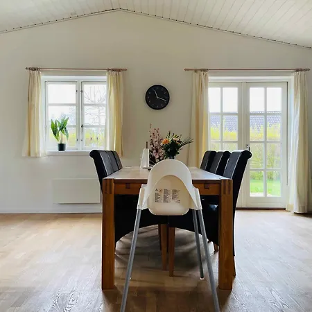 Semesterbostad Lovely With Secluded Garden