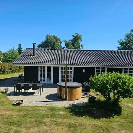 Lovely With Secluded Garden * Rødby