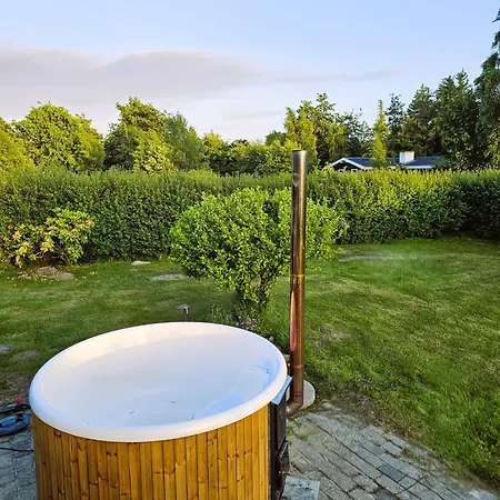 Lovely With Secluded Garden Dom wakacyjny